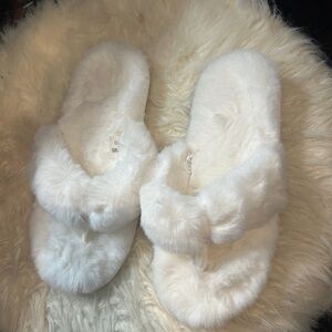 Cozy White Faux Fur Flip Flop Slippers